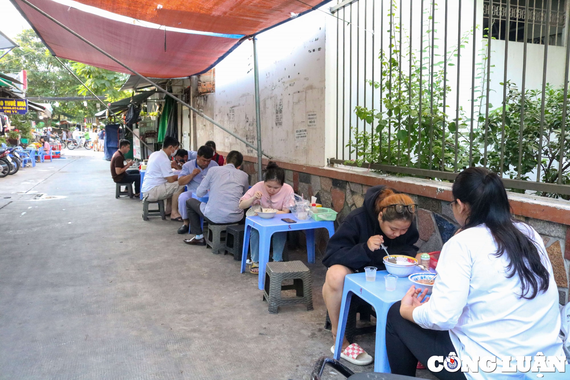 quan banh canh 10k chu quan suyt pha san vi nhieu nam quyet khong tang gia hinh 3