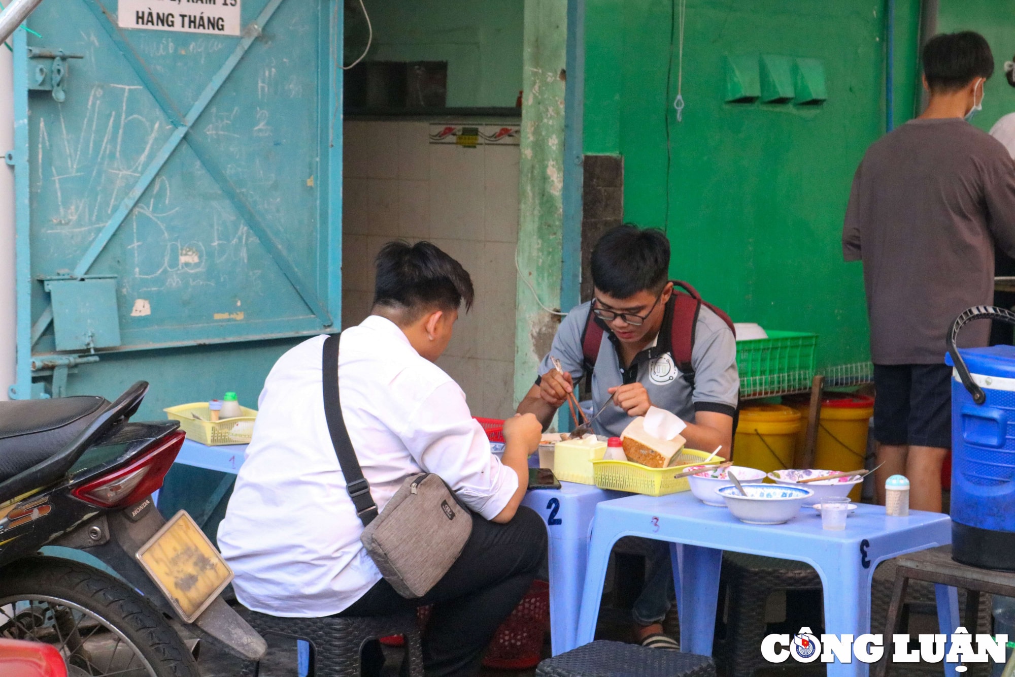 quan banh canh 10k chu quan suyt pha san vi nhieu nam quyet khong tang gia hinh 15