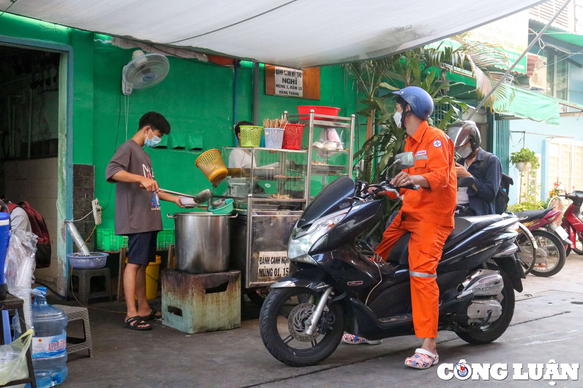 quan banh canh 10k chu quan suyt pha san vi nhieu nam quyet khong tang gia hinh 2