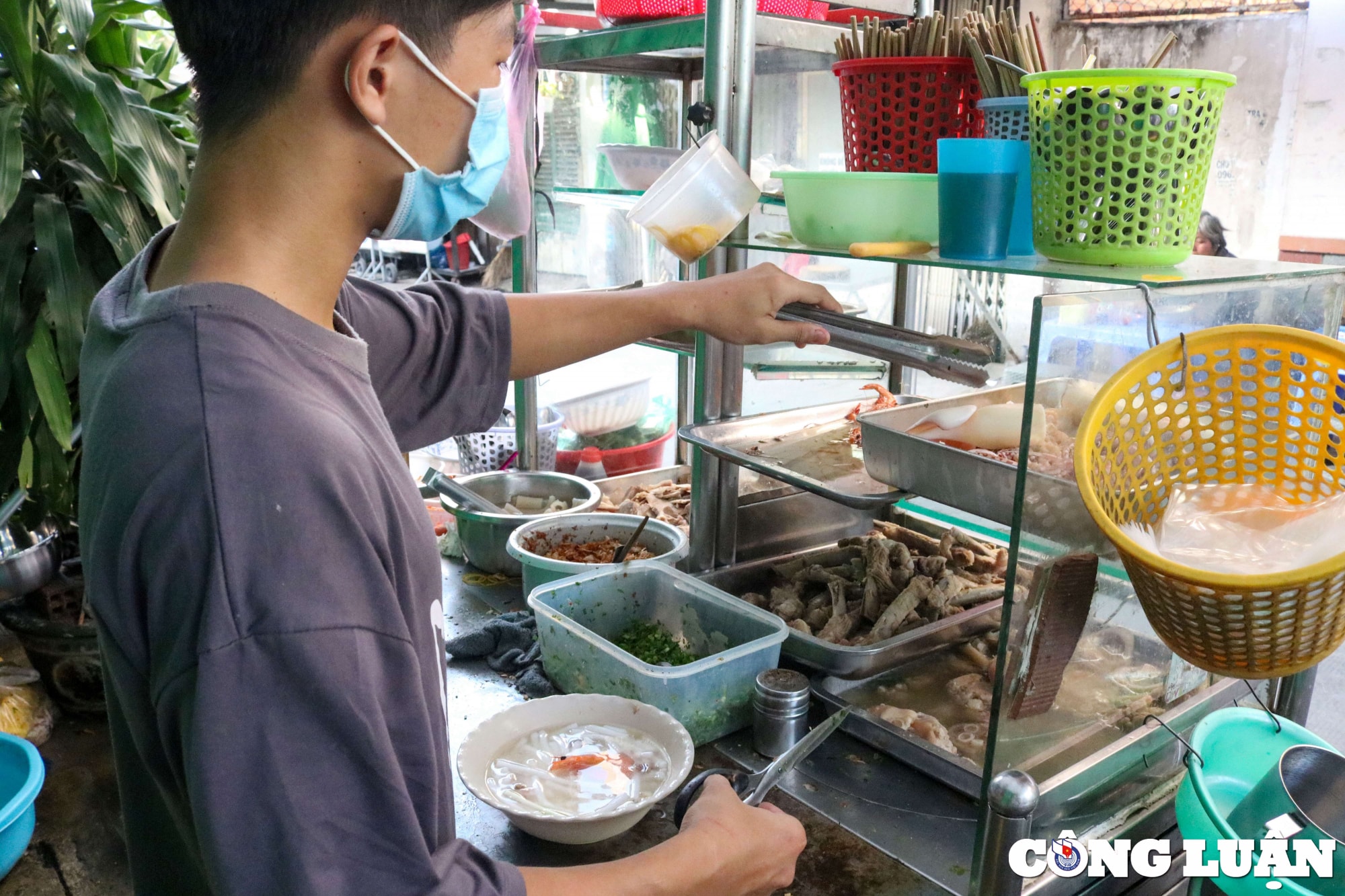 quan banh canh 10k chu quan suyt pha san vi nhieu nam quyet khong tang gia hinh 4