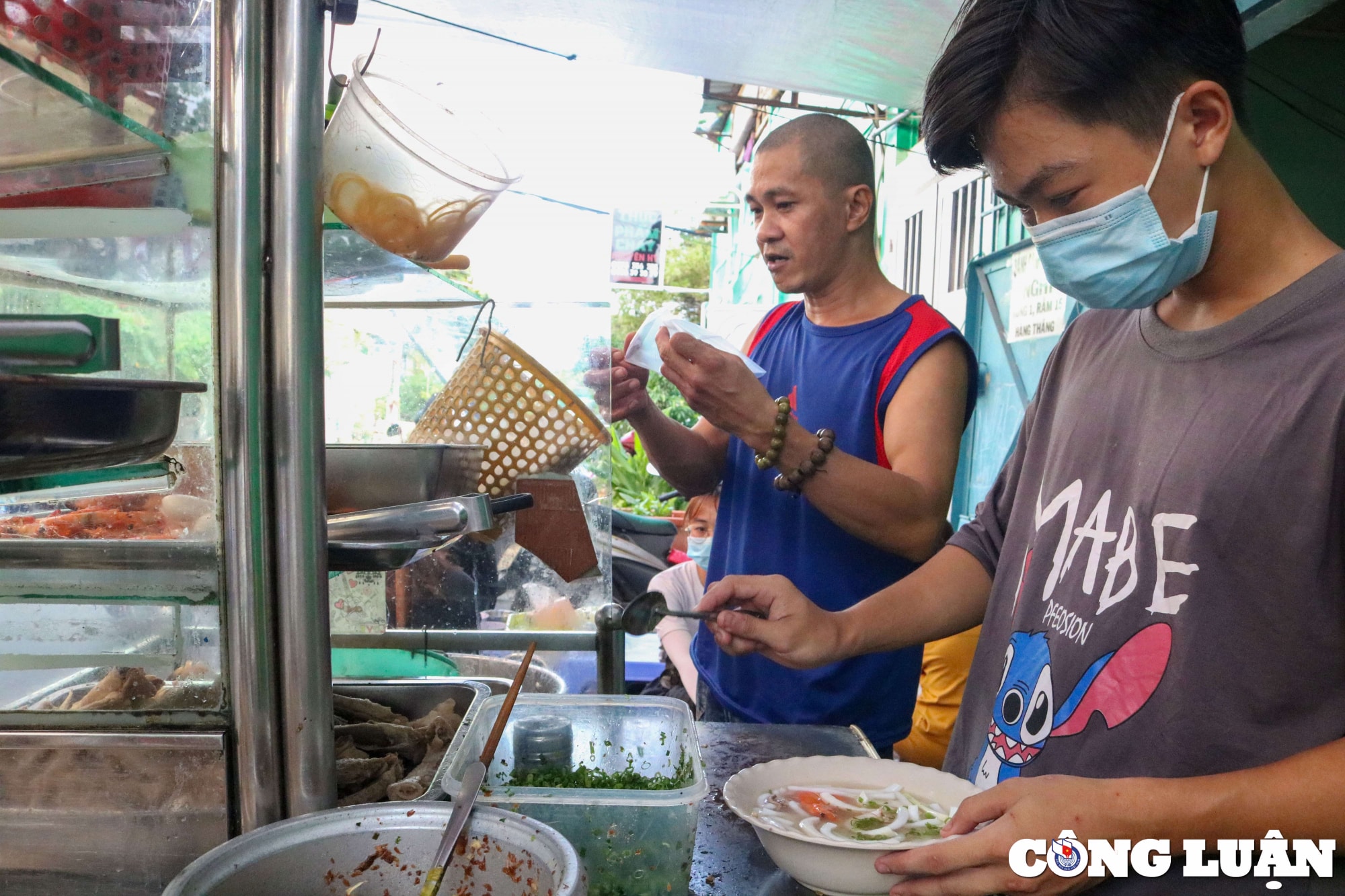 quan banh canh 10k chu quan suyt pha san vi nhieu nam quyet khong tang gia hinh 6