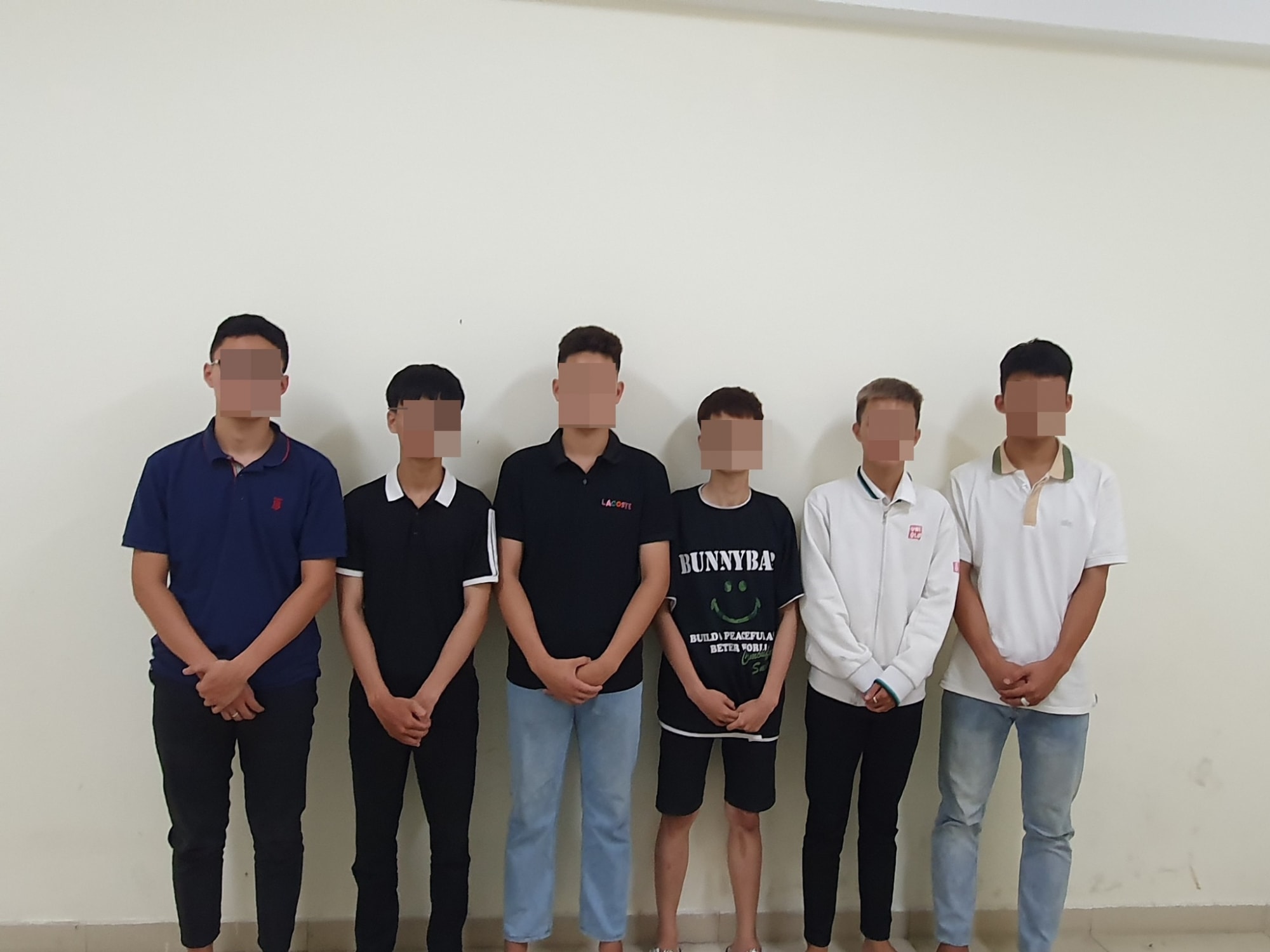nam thieu nien dang ngoi quan ca phe bat ngo bi nhom con do choai choai dung hung khi tan cong hinh 1