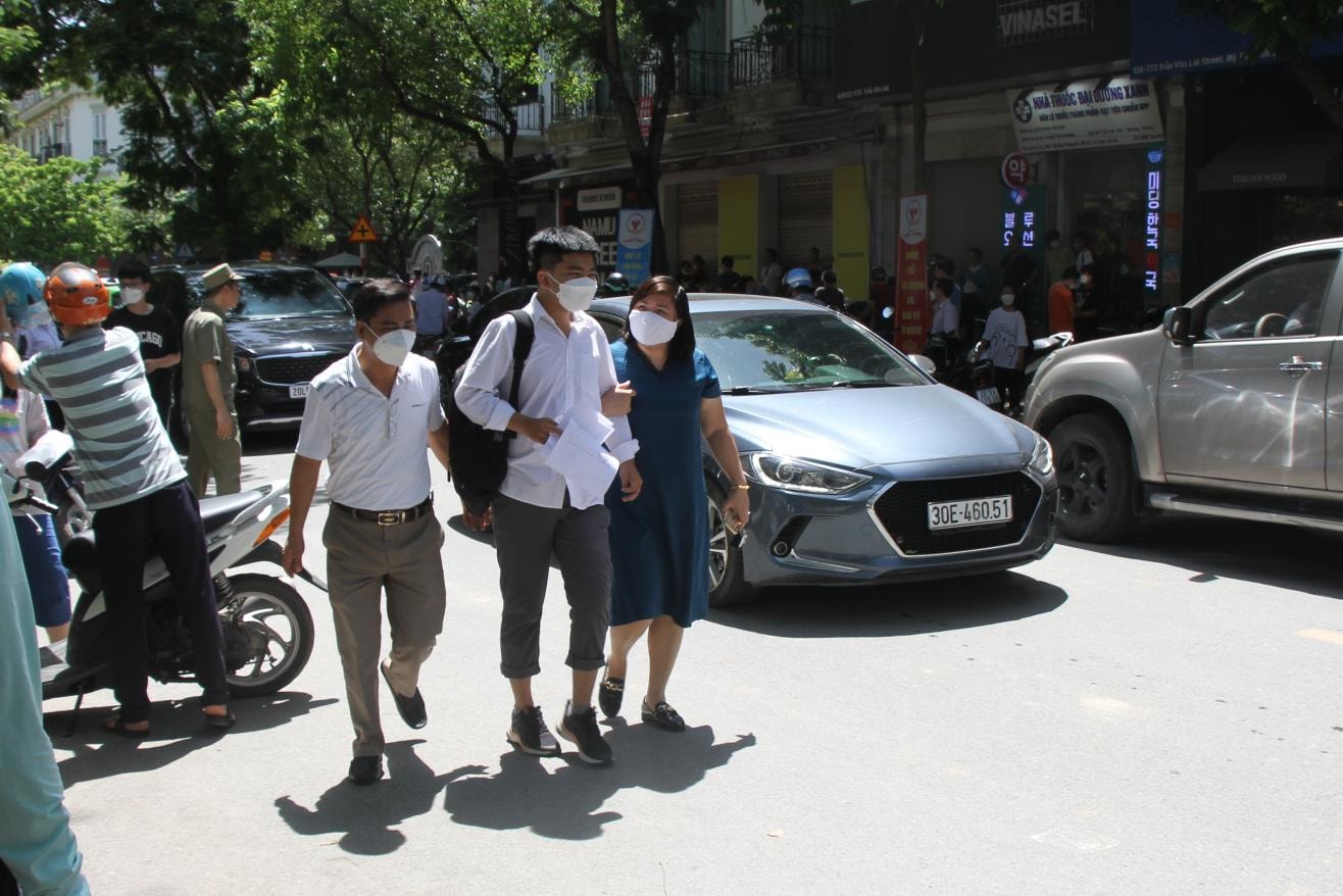ket thuc ky thi tuyen sinh lop 10 cong lap ha noi thi sinh nhe nhom phu huynh lo lang hinh 4