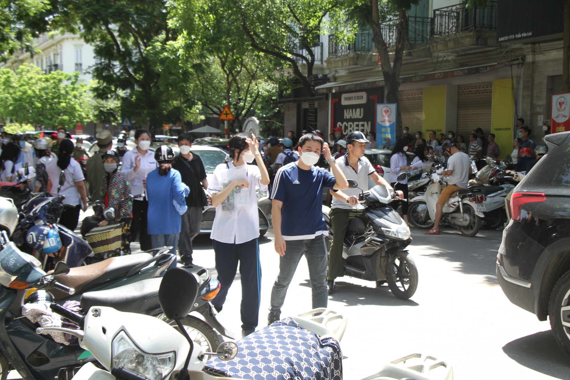 ket thuc ky thi tuyen sinh lop 10 cong lap ha noi thi sinh nhe nhom phu huynh lo lang hinh 8
