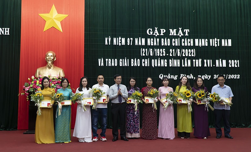 trao 23 giai bao chi quang binh nhan ky niem 97 nam ngay bao chi cach mang viet nam hinh 1