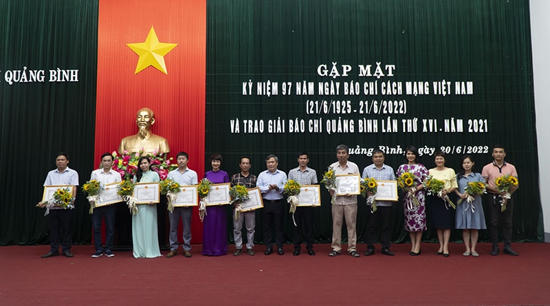 trao 23 giai bao chi quang binh nhan ky niem 97 nam ngay bao chi cach mang viet nam hinh 2