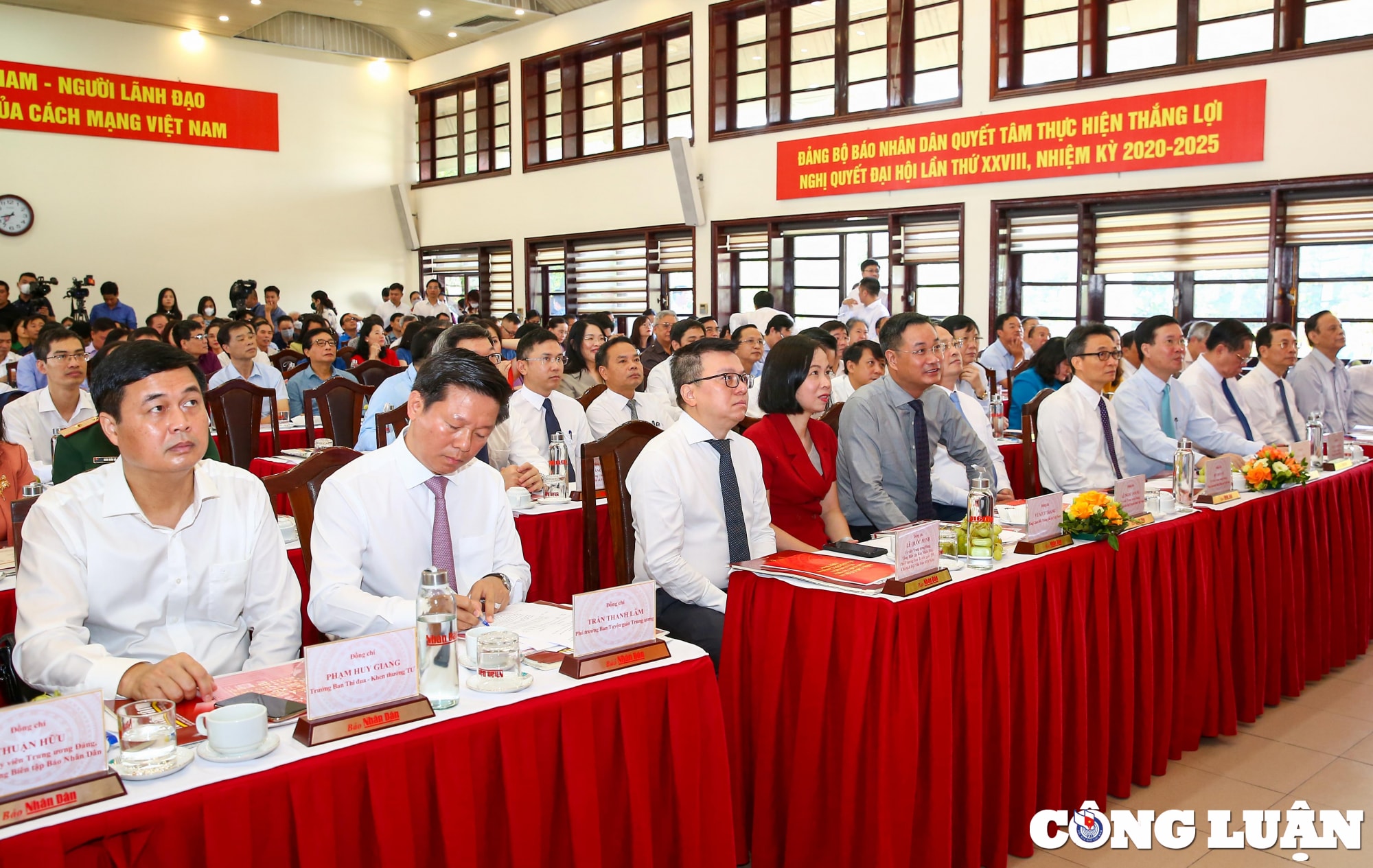 de van hoa lan toa tham sau thuc chat vao moi co quan bao chi moi nguoi lam bao hinh 1