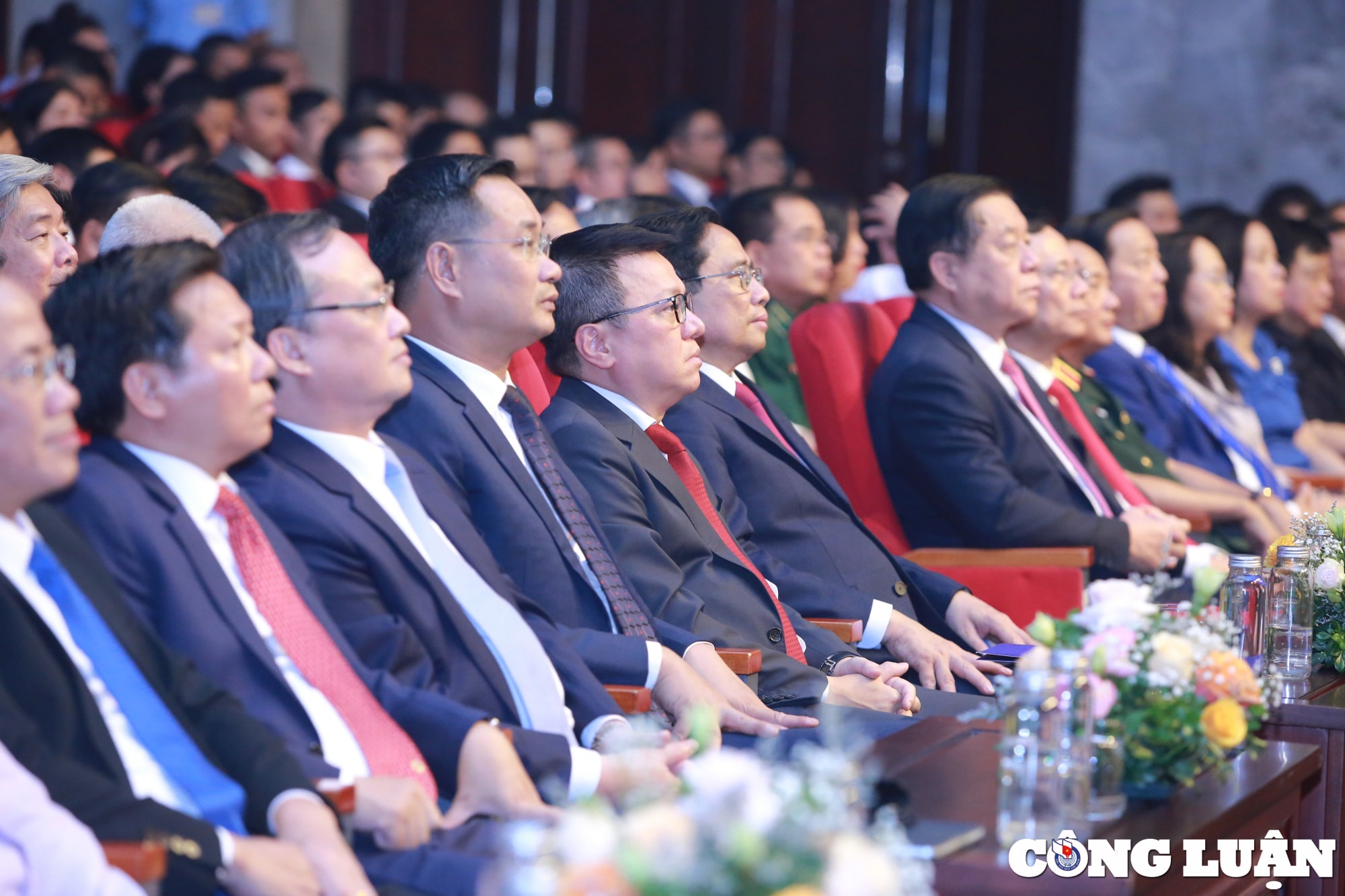 ton vinh nhung y tuong tien phong sang tao tinh than dung cam dan than cua nguoi lam bao hinh 2