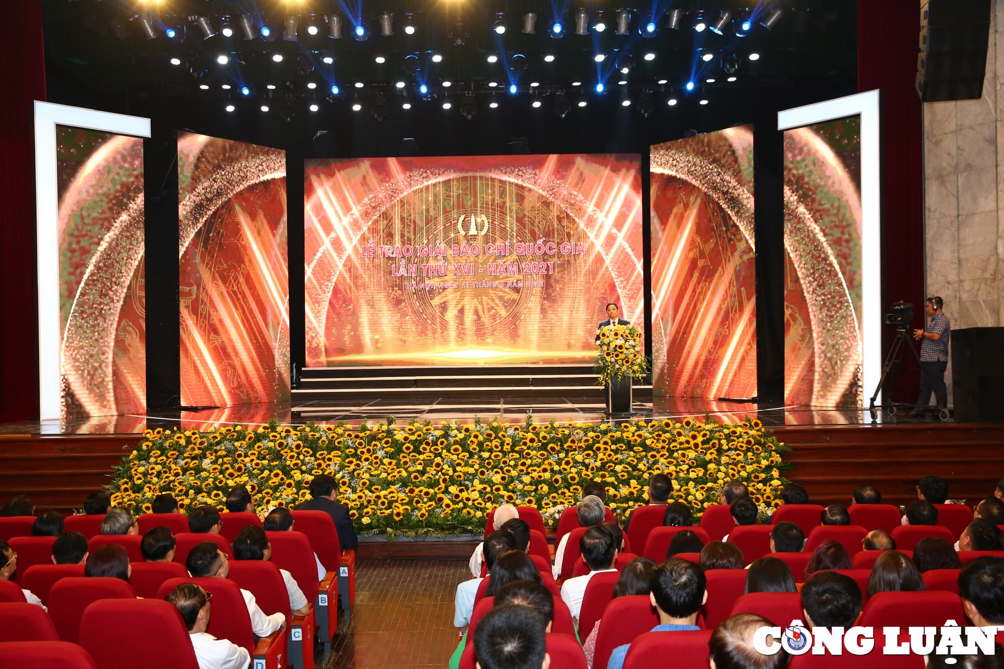 ton vinh nhung y tuong tien phong sang tao tinh than dung cam dan than cua nguoi lam bao hinh 6