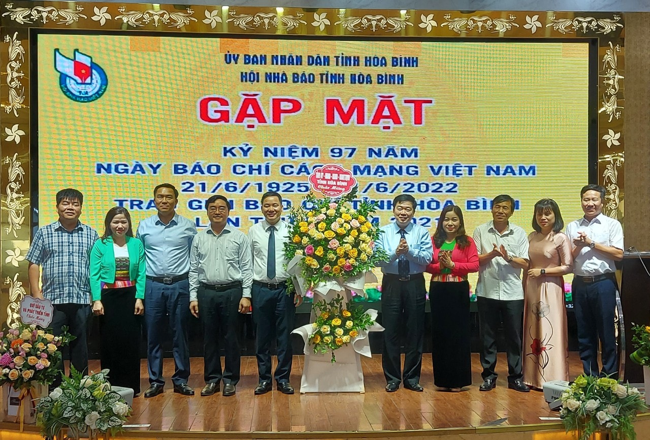 hoa binh gap mat ky niem 97 nam ngay bao chi cach mang viet nam hinh 1