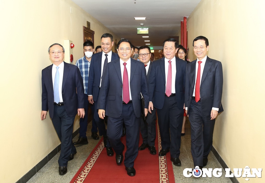 ton vinh nhung y tuong tien phong sang tao tinh than dung cam dan than cua nguoi lam bao hinh 1