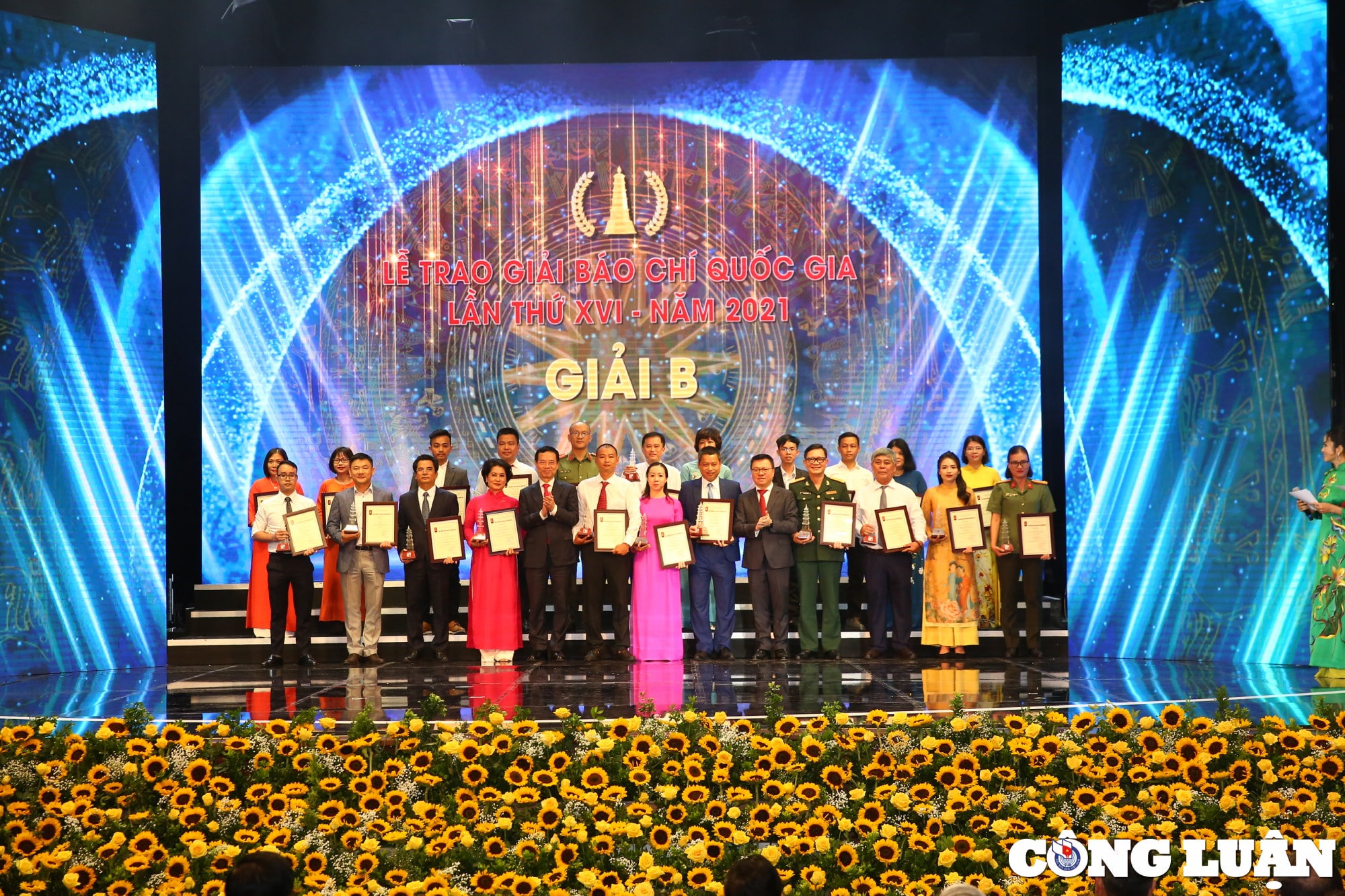 ton vinh nhung y tuong tien phong sang tao tinh than dung cam dan than cua nguoi lam bao hinh 9