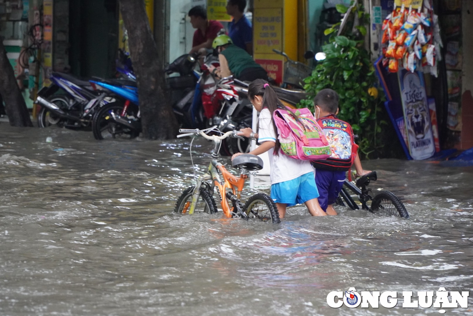 o to bien thanh tau ngam xe may bi bom loi nuoc sau con mua o tp hcm hinh 8