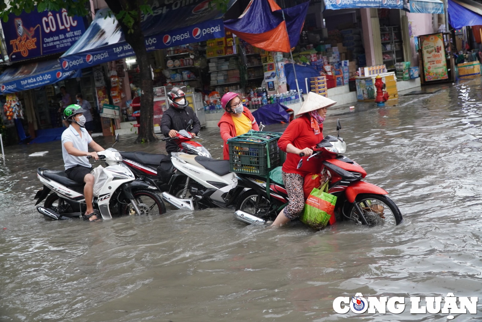 o to bien thanh tau ngam xe may bi bom loi nuoc sau con mua o tp hcm hinh 14