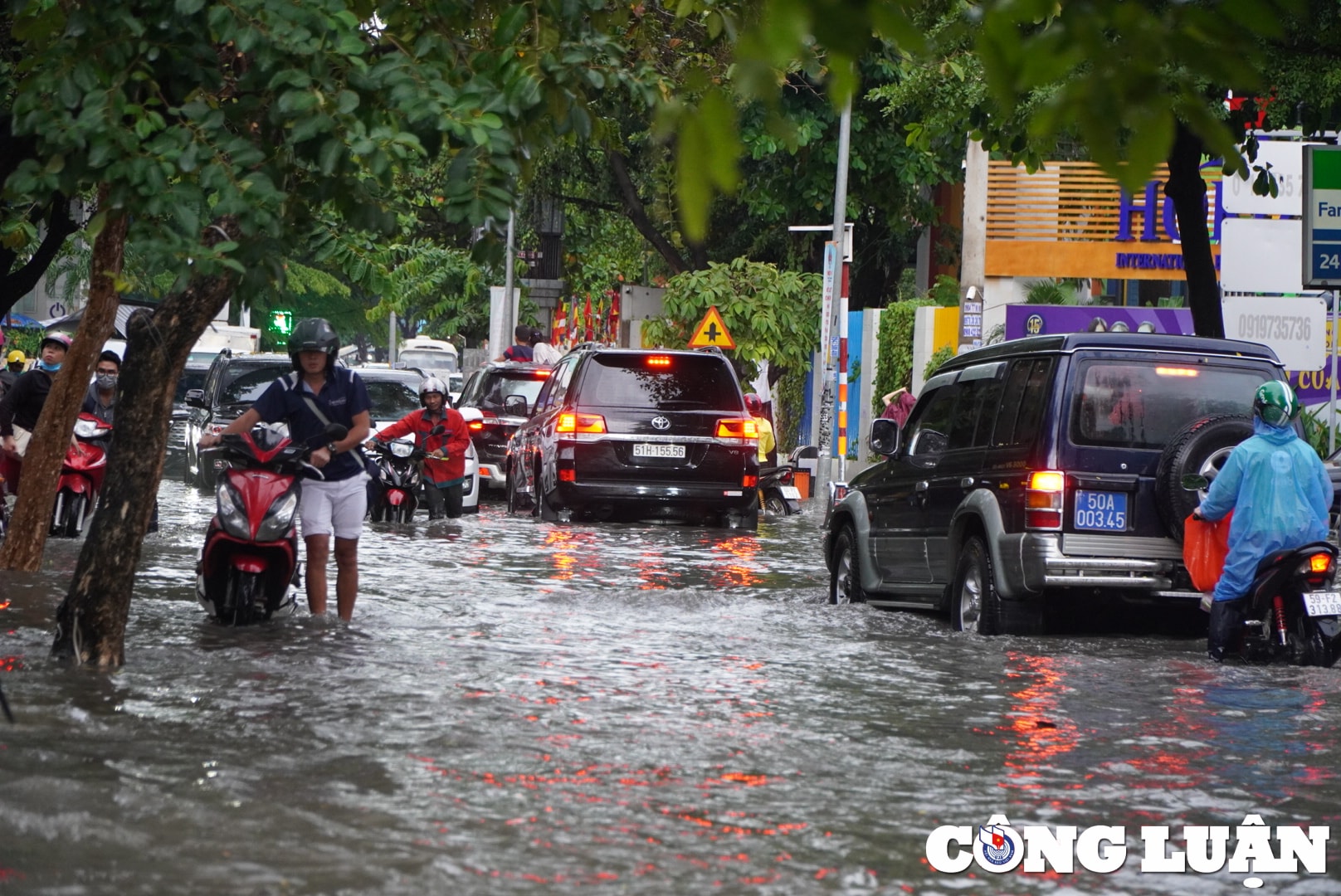 o to bien thanh tau ngam xe may bi bom loi nuoc sau con mua o tp hcm hinh 3