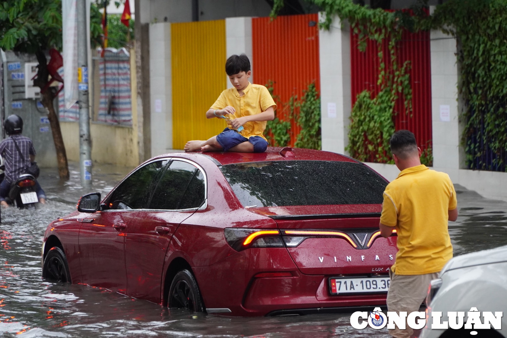 o to bien thanh tau ngam xe may bi bom loi nuoc sau con mua o tp hcm hinh 9