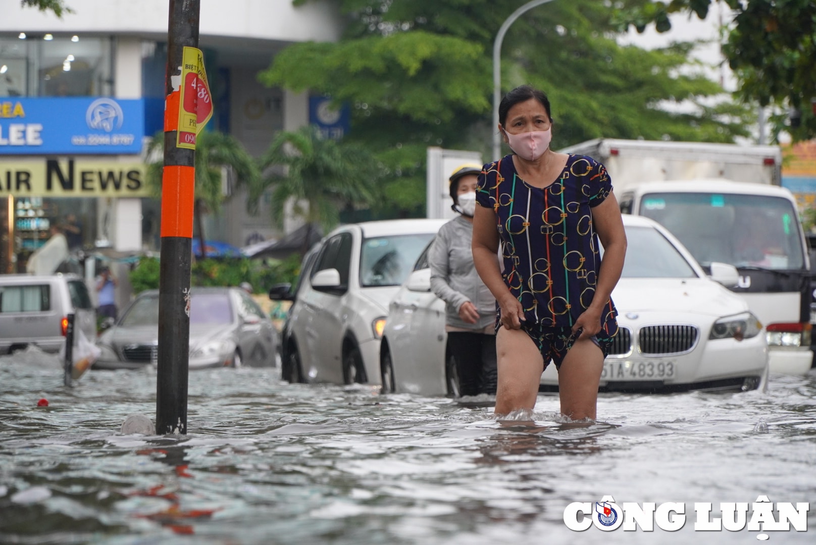 o to bien thanh tau ngam xe may bi bom loi nuoc sau con mua o tp hcm hinh 2