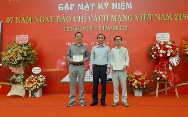 trao ky niem chuong vi su nghiep bao chi viet nam cho hai nha bao thuoc chi hoi nha bao bao thanh tra hinh 1