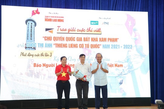 bao nguoi lao dong trao giai cuoc thi viet chu quyen quoc gia bat kha xam pham hinh 1