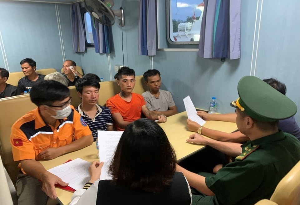 ho tro cuu nan thuyen vien tau nam thinh 126 bi chim tren vung bien hai phong hinh 3