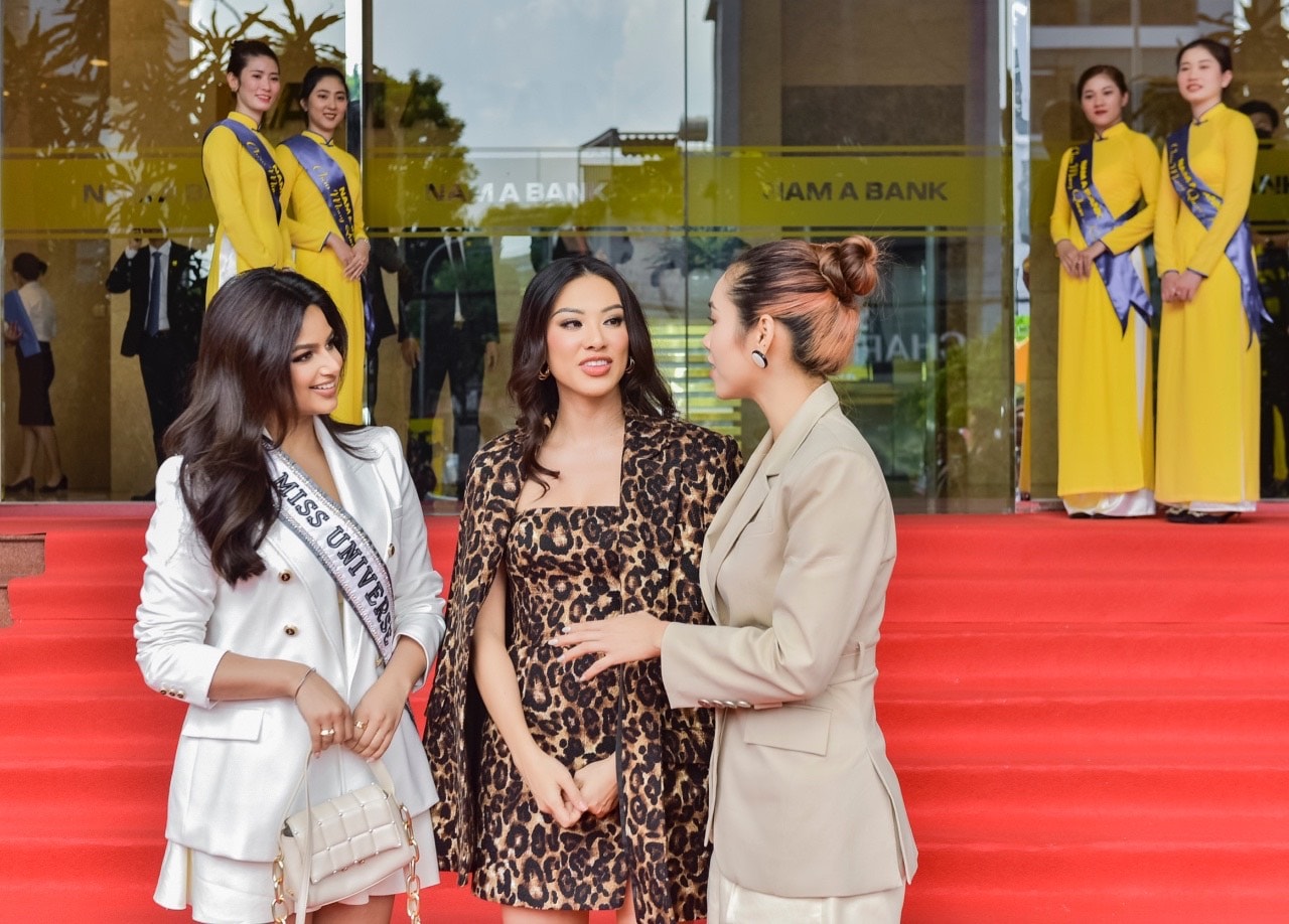 Khoảnh khắc HHHV 2021 Harnaaz Kaur Sandhu gặp lại Á hậu Kim Duyên.