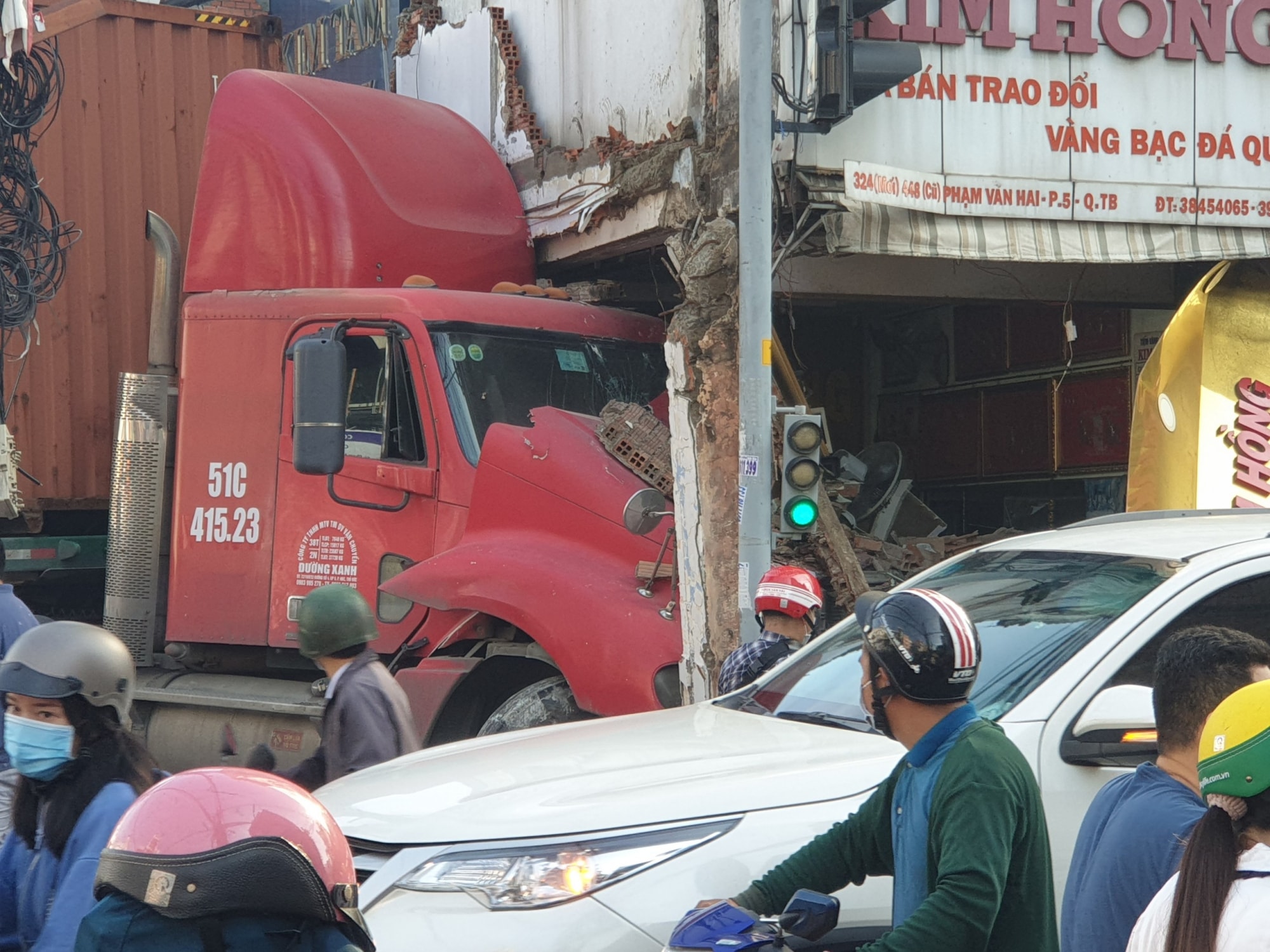 xe container huc vang xe may dam nat tiem vang ben giao lo o tp hcm hinh 1