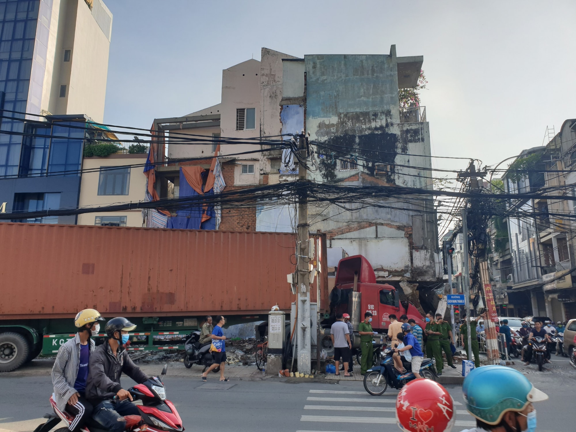 xe container huc vang xe may dam nat tiem vang ben giao lo o tp hcm hinh 4