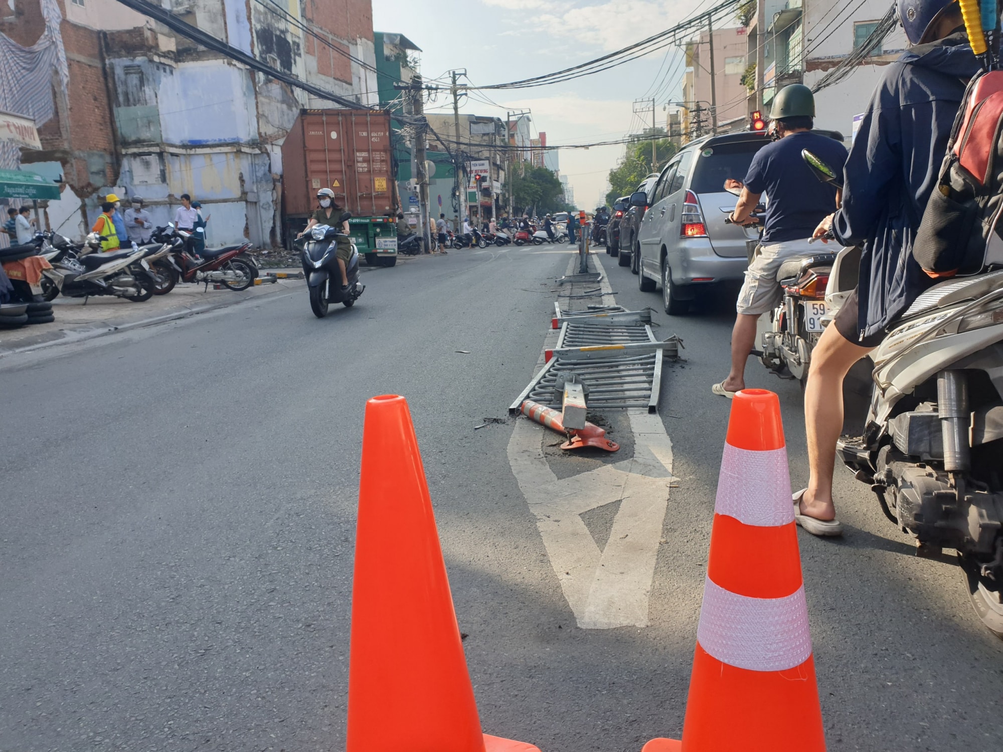 xe container huc vang xe may dam nat tiem vang ben giao lo o tp hcm hinh 2