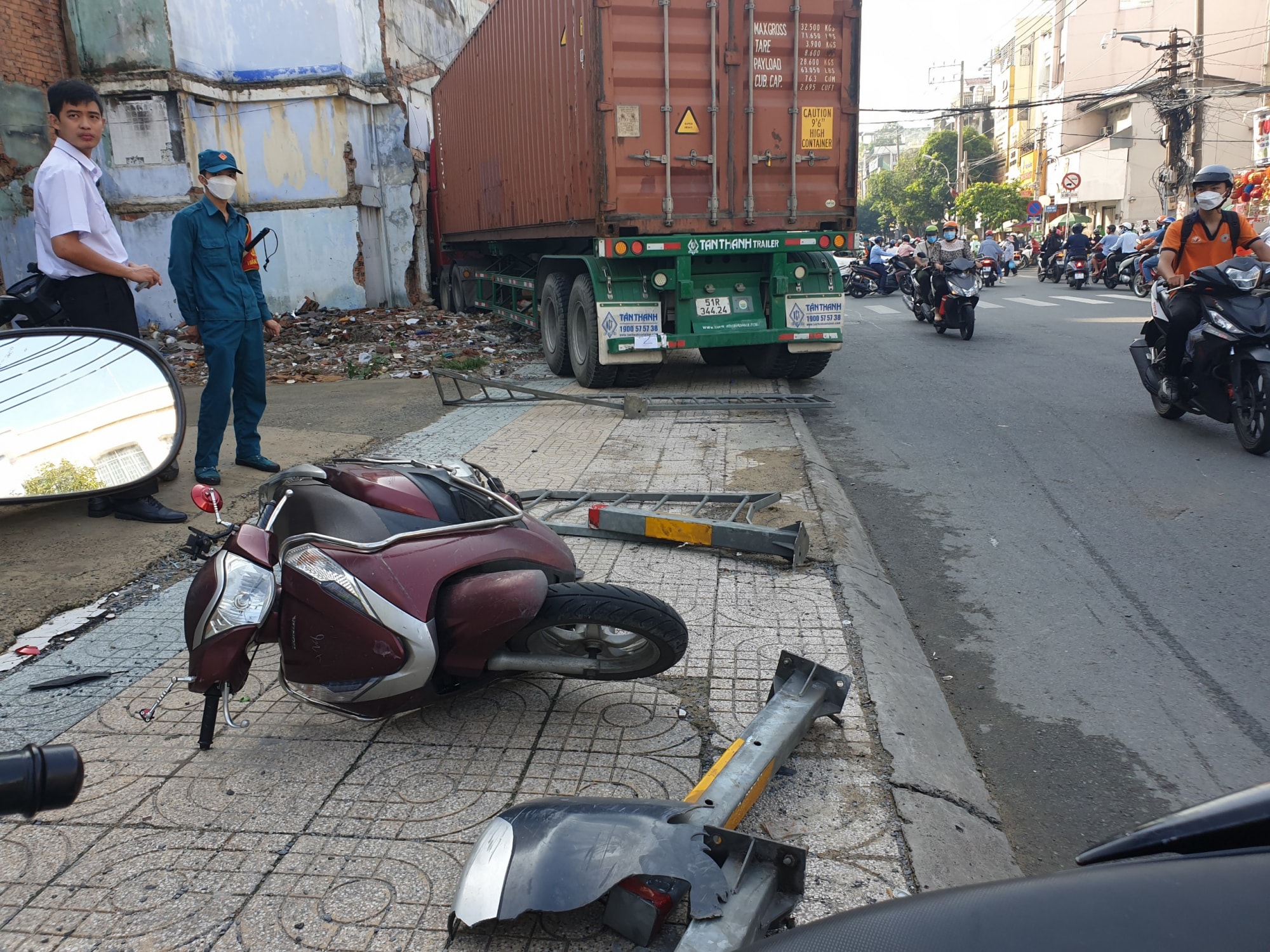 xe container huc vang xe may dam nat tiem vang ben giao lo o tp hcm hinh 3