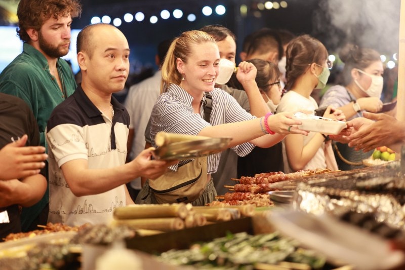 Du khách chọn các món ẩm thực tại lễ hội