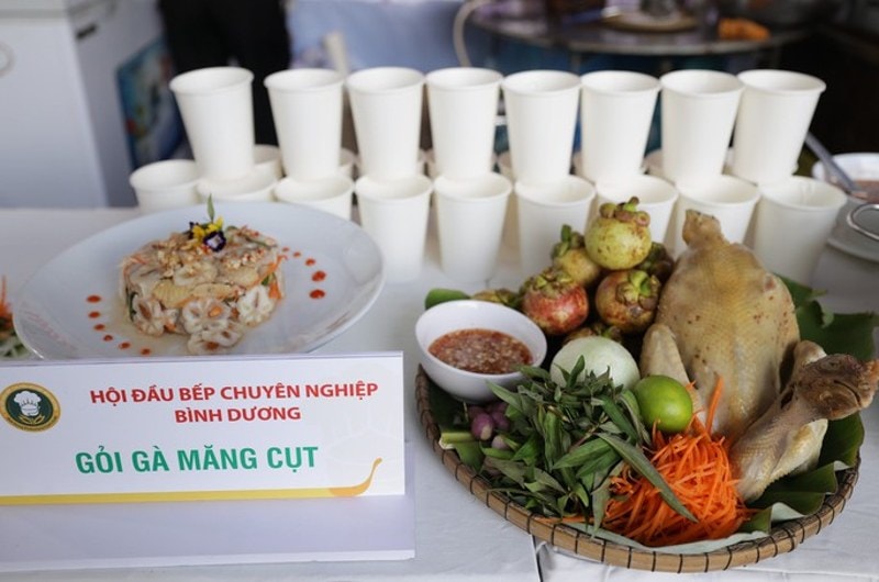 Món gỏi gà măng cụt đến từ tỉnh Bình Dương