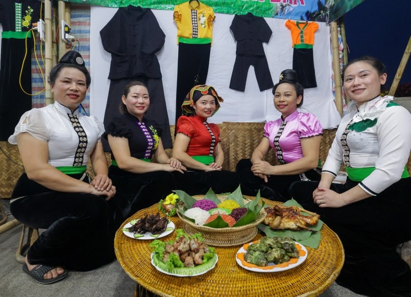 Tỉnh Điện Biên mang đến ẩm thực gà đen Tủa Chùa, xôi chim Mường Thanh, thịt heo xay hấp lá chuối...