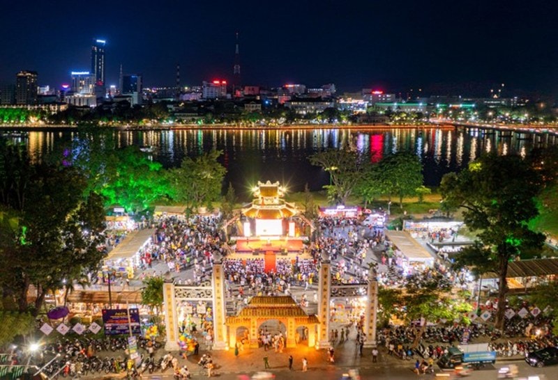Đông đảo người dân và du khách tham gia Lễ hội