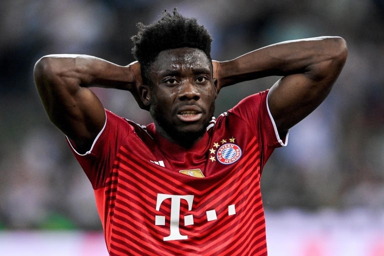 5. Alphonso Davies (Bayern Munich): Hậu vệ trái người Canada tỏa sáng trong màu áo đội bóng xứ Bavaria. Năng lượng dồi dào, tốc độ làm việc cường độ cao và khả năng đóng góp tuyệt vời trên mặt trận tấn công của Davies khiến anh trở thành một cầu thủ rất quan trọng tại Bayern. Alphonso Davies chắc chắn có một tương lai tươi sáng phía trước và hiện được định giá 72,1 triệu euro. Ảnh: Theo sportskeeda