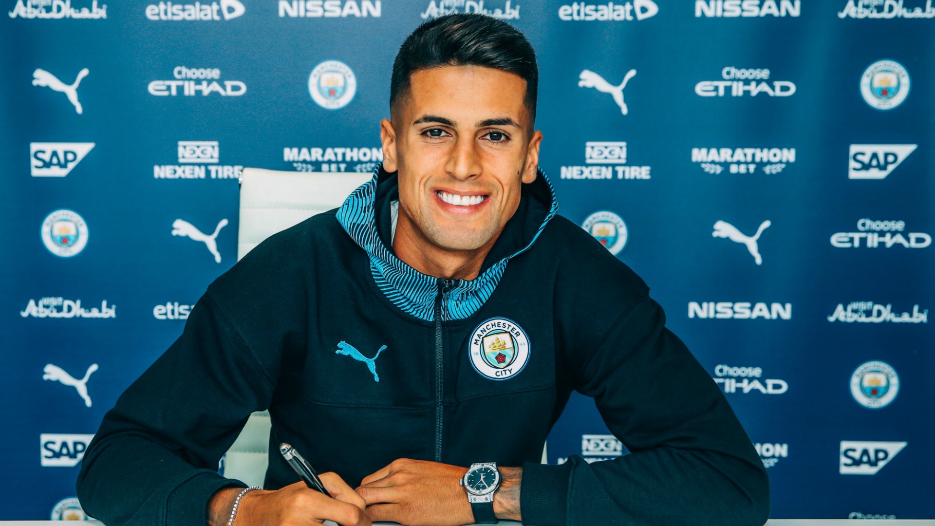3. Joao Cancelo (Manchester City): Joao Cancelo được cho là một trong những cầu thủ đa năng nhất trong thế giới bóng đá lúc này. Kể từ khi gia nhập Manchester City vào mùa giải 2019/20, hậu vệ người Bồ Đào Nha ngày càng hoàn thiện. Với khả năng tác động mạnh mẽ của mình khi chơi ở hai bên cánh, Cancelo là một tài sản của Pep Guardiola. Anh có thể sử dụng khả năng rê bóng, chuyền bóng và sự sáng tạo tuyệt vời của mình để đóng góp lối chơi cho toàn đội. Cầu thủ 28 tuổi đã ghi 1 bàn và có 7 kiến ​​tạo ở mùa giải trước tại Premier League. Hậu vệ của Manchester City hiện được định giá 78 triệu euro. Ảnh: Theo sportskeeda