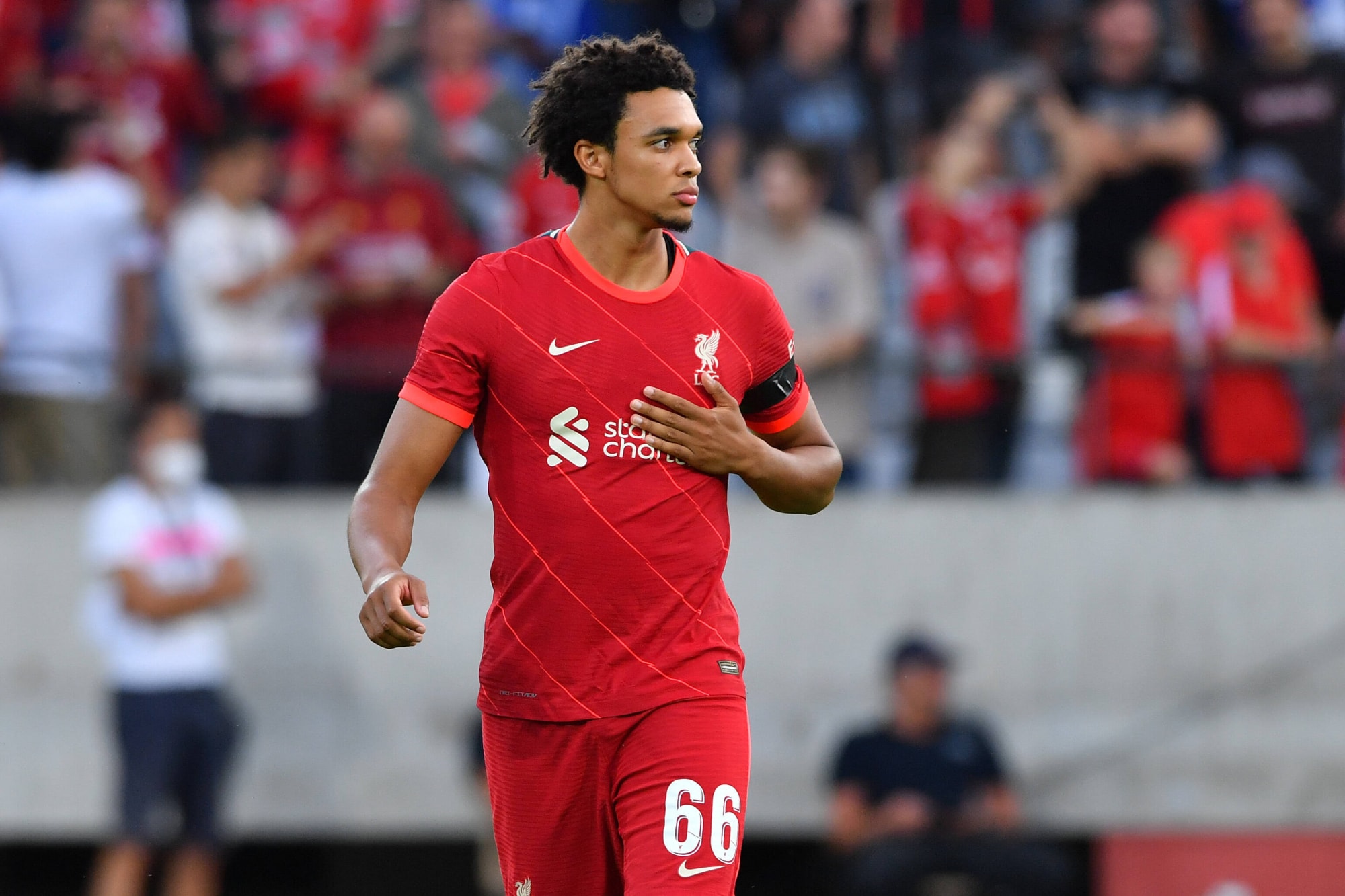 1. Trent Alexander-Arnold (Liverpool): Không nhiều hậu vệ có khả năng kỹ thuật điêu luyện như Trent Alexander-Arnold lúc này. Hậu vệ phải của Liverpool đã có phong độ xuất sắc ở Premier League mùa trước khi ghi hai bàn và có12 đường kiến ​​tạo. Với việc Darwin Nunez gia nhập Liverpool vào mùa hè này sẽ rất thú vị khi xem Trent liên kết với cầu thủ người Uruguay như thế nào. Hậu vệ 23 tuổi hiện được định giá 87,4 triệu euro, cao nhất trong các hậu vệ cánh. Ảnh: Theo sportskeeda