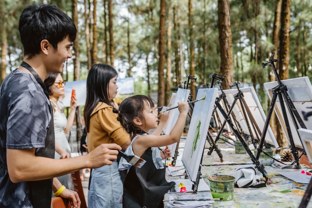 Vẽ tranh Tipsy Art – Hoạt động trải nghiệm mỹ thuật đặc biệt lần đầu tiên tại Đại Lải