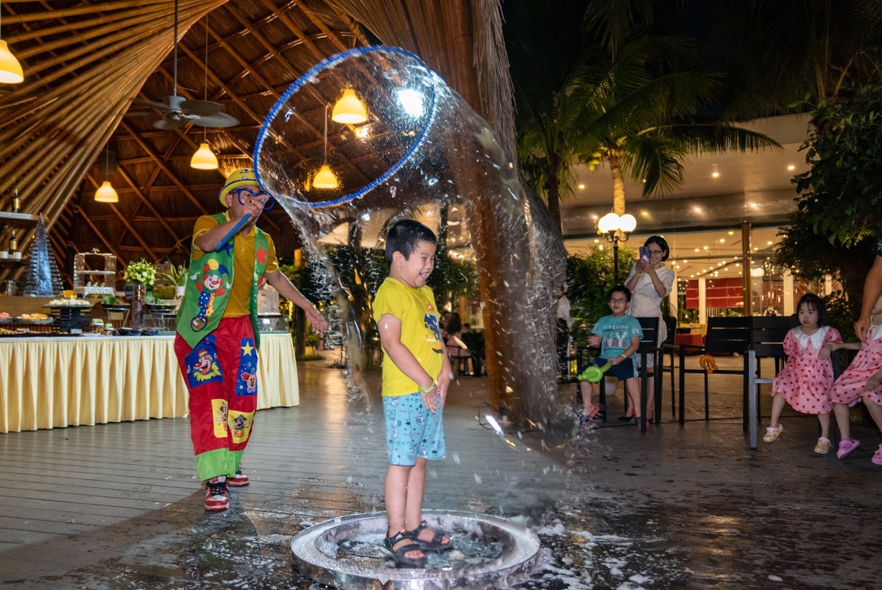 Các em nhỏ hào hứng với các hoạt động hấp dẫn tại Flamingo Family Fest