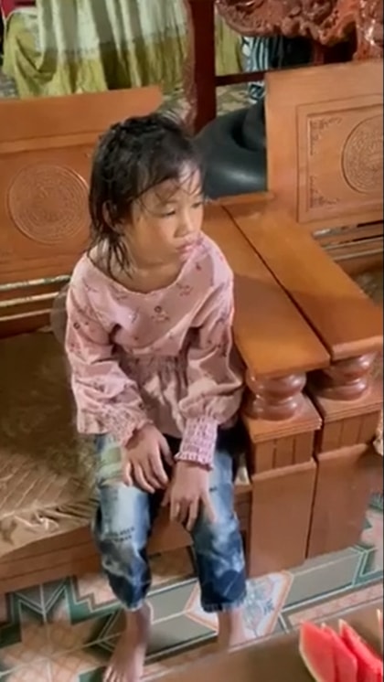 Cháu bé sau khi được giải cứu đã được anh Sao đưa về nhà gia đình anh Chu Quang Sao. Ảnh cắt từ clip