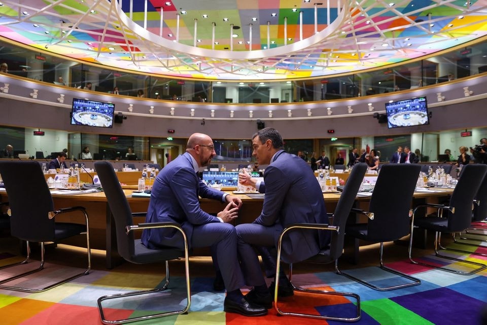 Chủ tịch Hội đồng châu Âu Charles Michel (trái) nói chuyện với Thủ tướng Tây Ban Nha Pedro Sanchez tại phòng họp chính trước hội nghị thượng đỉnh các nhà lãnh đạo Liên minh châu Âu ở Brussels, Bỉ vào ngày 23 tháng 6 năm 2022. Ảnh: Reuters