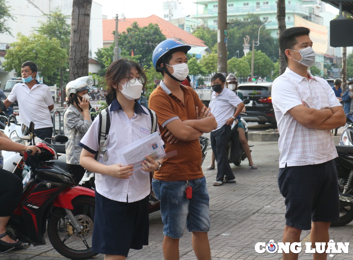 Nhiều phụ huynh ráo riết tìm trường