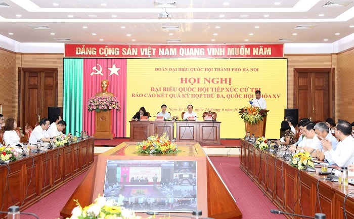 Các đại biểu dự hội nghị tiếp xúc cử tri tại điểm cầu UBND quận Nam Từ Liêm. Ảnh: HNP