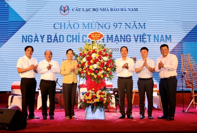 Chủ tịch, các Phó Chủ tịch Câu lạc bộ nhà báo Hà Nam đón nhận lẵng hoa chúc mừng của đồng chí Lê Thị Thủy, Ủy viên Trung ương Đảng, Bí thư Tỉnh ủy, Chủ tịch HĐND tỉnh Hà Nam.