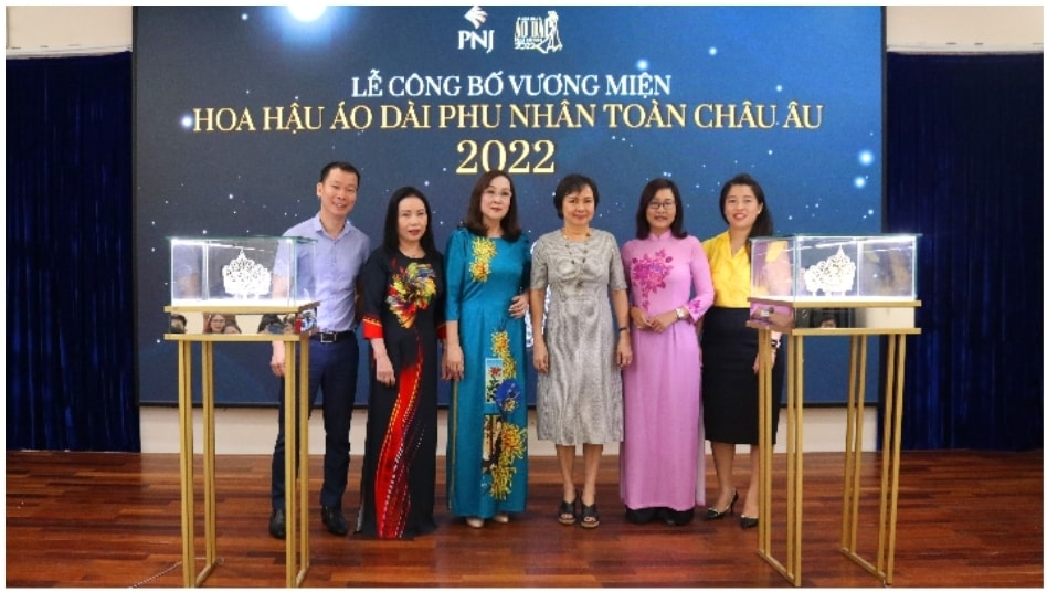 Đại diện các bên chụp ảnh lưu niệm cùng Vương miện