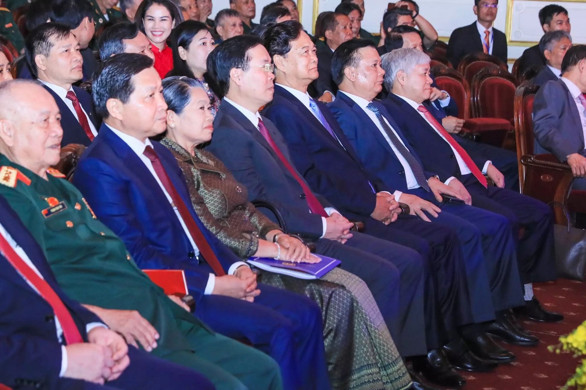 Các đại biểu tham dự buổi lễ.