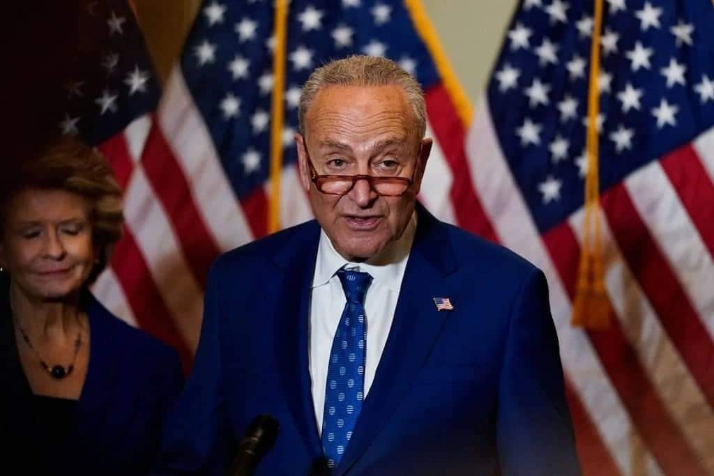 Lãnh đạo Đa số Thượng viện Mỹ Chuck Schumer nói chuyện với các phóng viên sau khi thông qua luật hạn chế súng vào ngày 22 tháng 6 năm 2022. Ảnh: Reuters