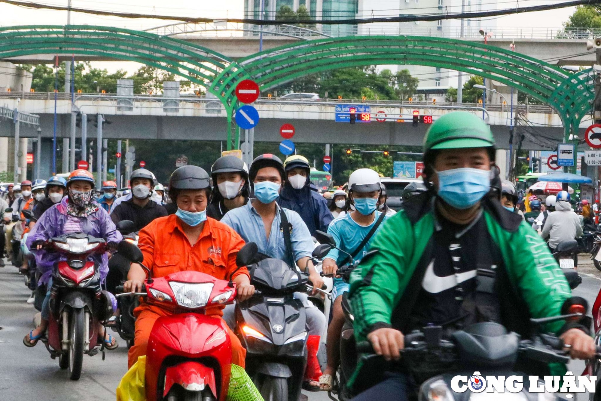 Từ Xa Lộ Hà Nội, lượng lớn xe đổ vào đường này trong các giờ cao điểm.