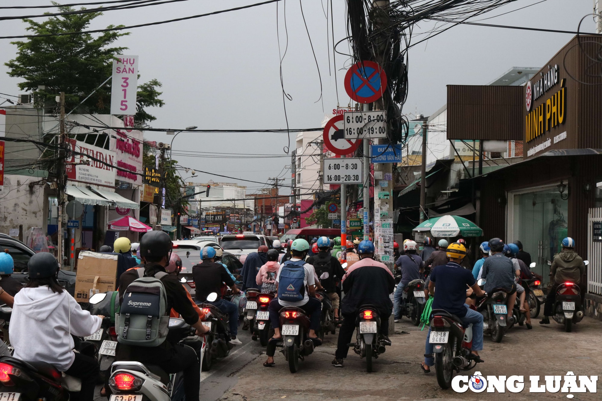 Tuy nhiên, đoạn đường này khá hẹp, chỉ từ 7-12 m, hiện chỉ có 2 làn xe. Vì thế, vào các giờ cao điểm, phương tiện tại đây bị ùn tắc, dồn ứ.
