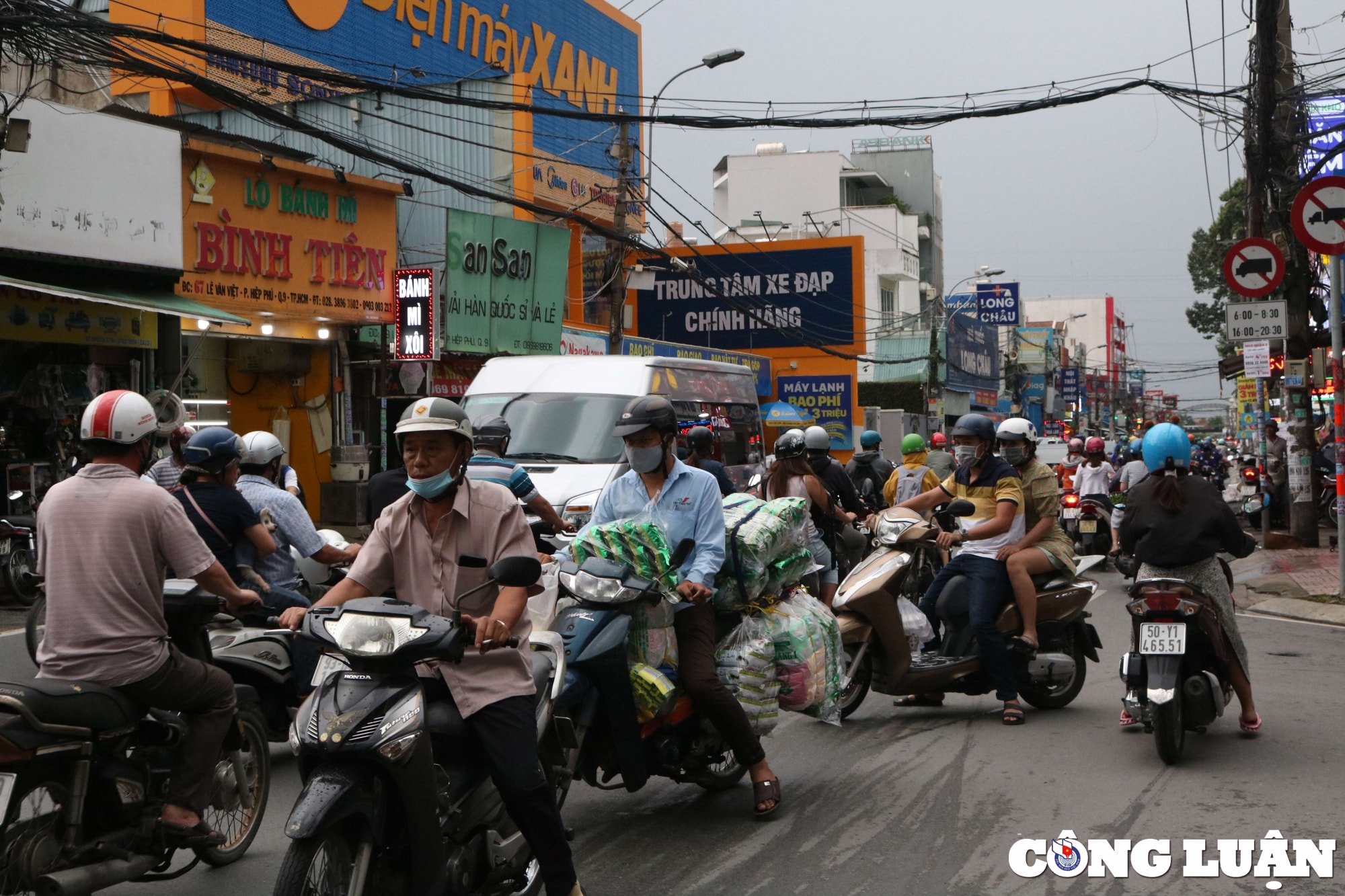 Tuy nhiên, sau hơn 3 năm triển khai, phía ban quản lý cho biết do vướng mặt bằng đoạn từ đường Lã Xuân Oai đến đường Trần Hưng Đạo, đoạn đường 1,5 km còn lại vẫn chưa thể mở rộng hoàn toàn.