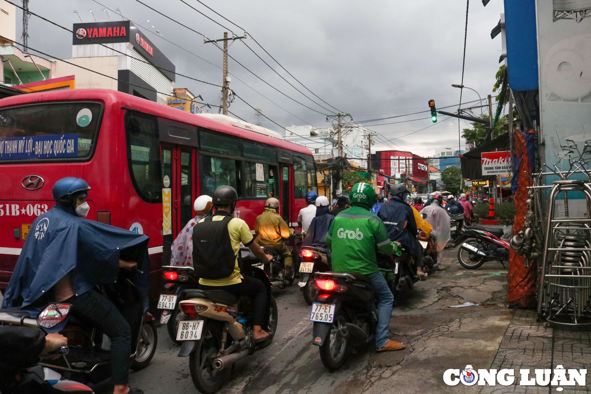 Các phương tiện di chuyển chậm, chen chân rời khỏi đoạn đường nhỏ hẹp, ùn tắc.